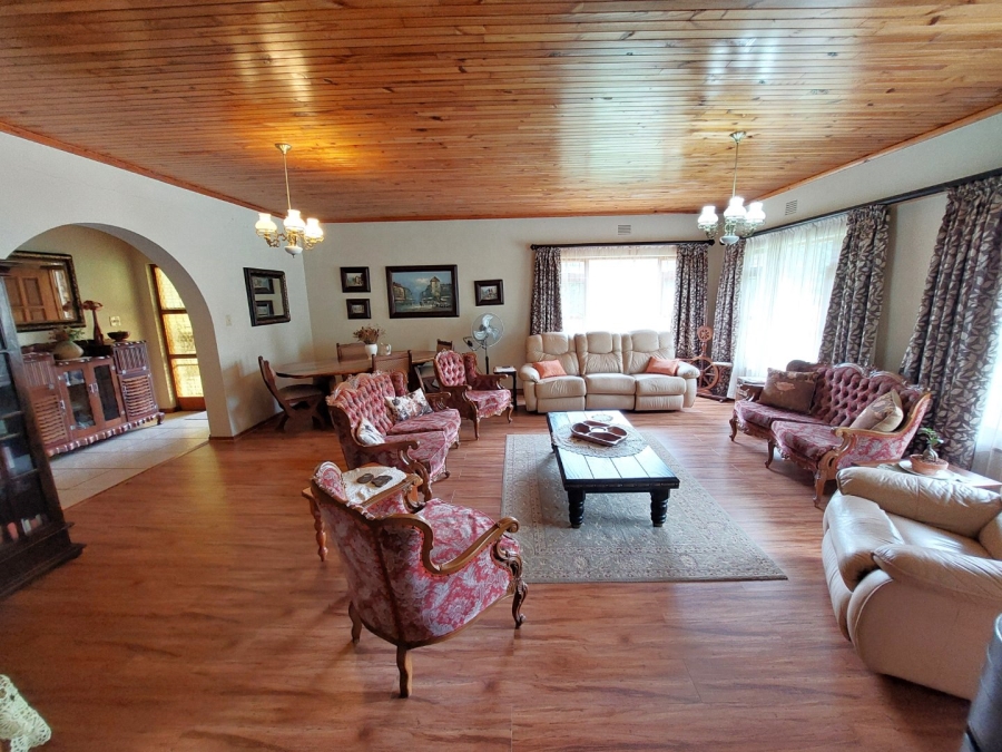 5 Bedroom Property for Sale in Oudtshoorn South Western Cape